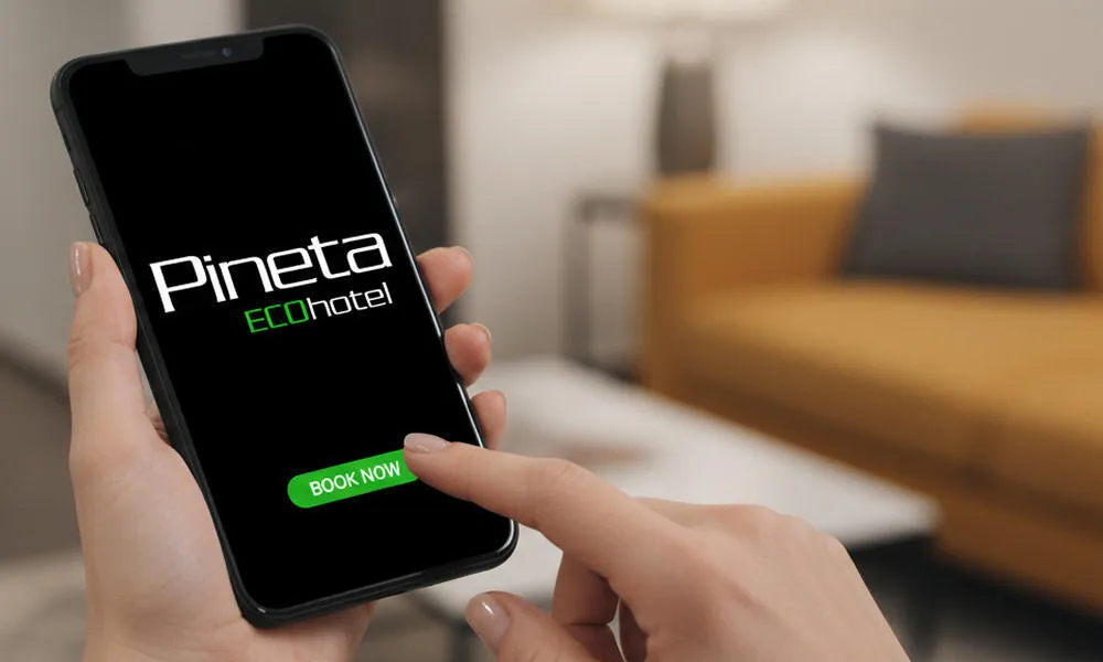 Mano che tocca il pulsante Book now sul telefono