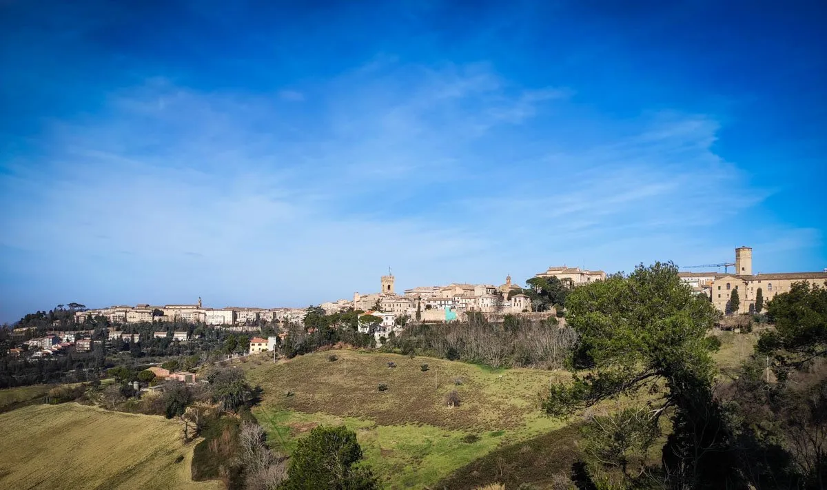 Un borgo sulle colline marchigiane