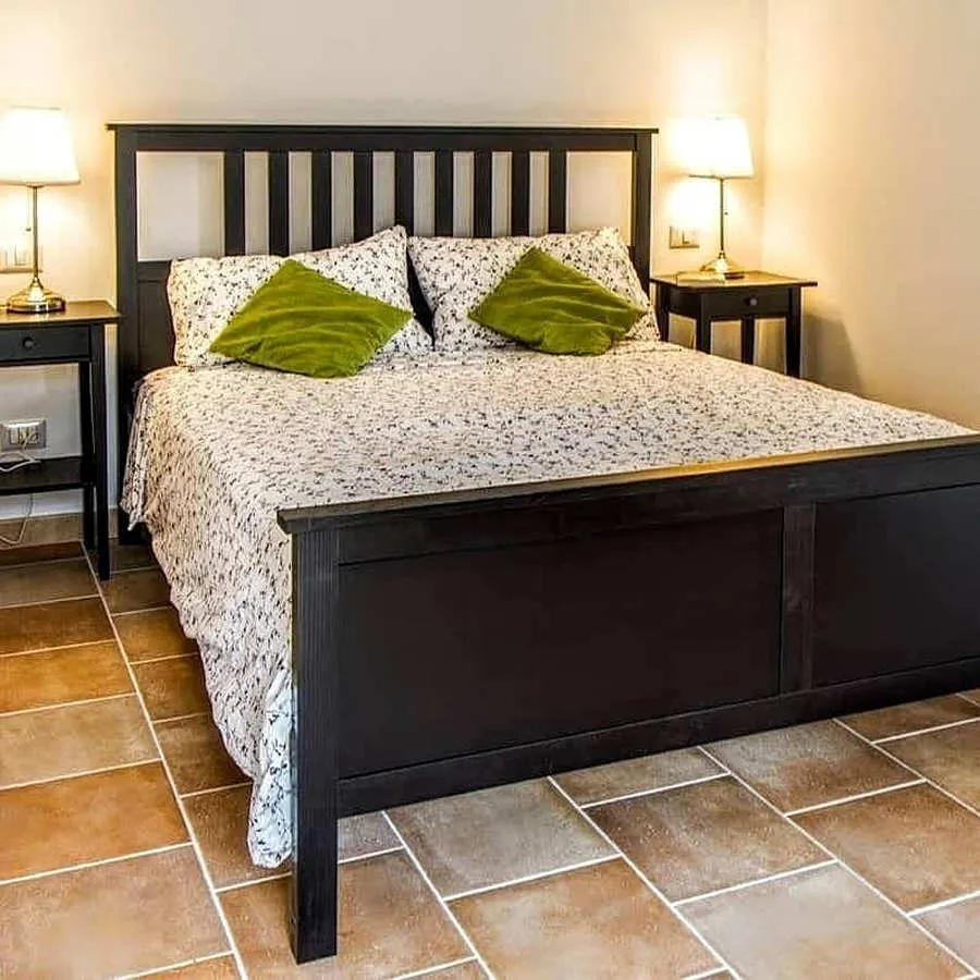 Una camera da letto con il letto matrimoniale e due comodini