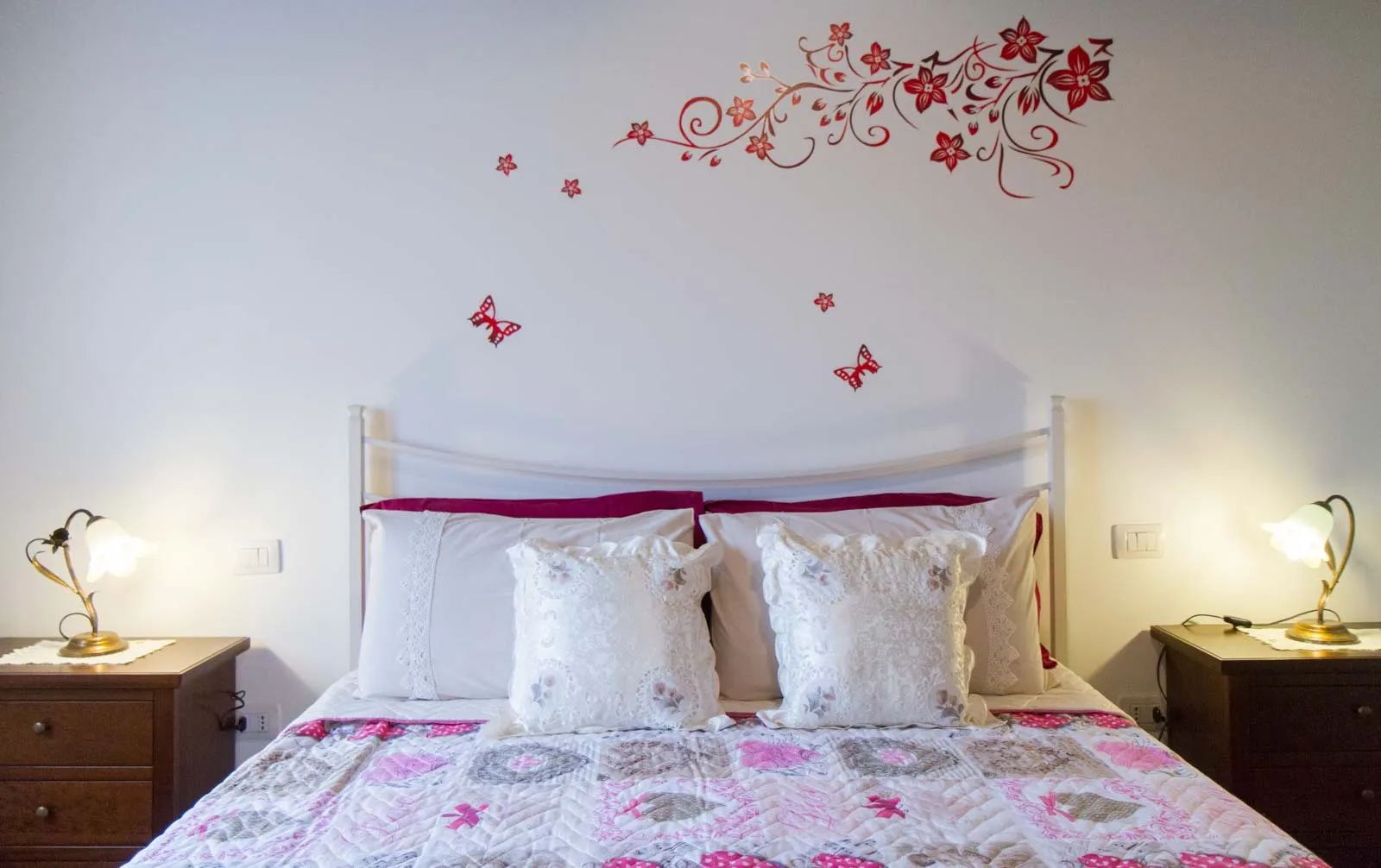 Una camera da letto del B&B con il letto matrimoniale
