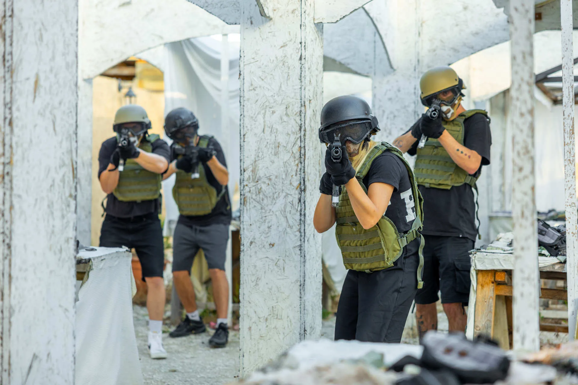 Due giocatori in equipaggiamento tattico tra i muri dell'arena