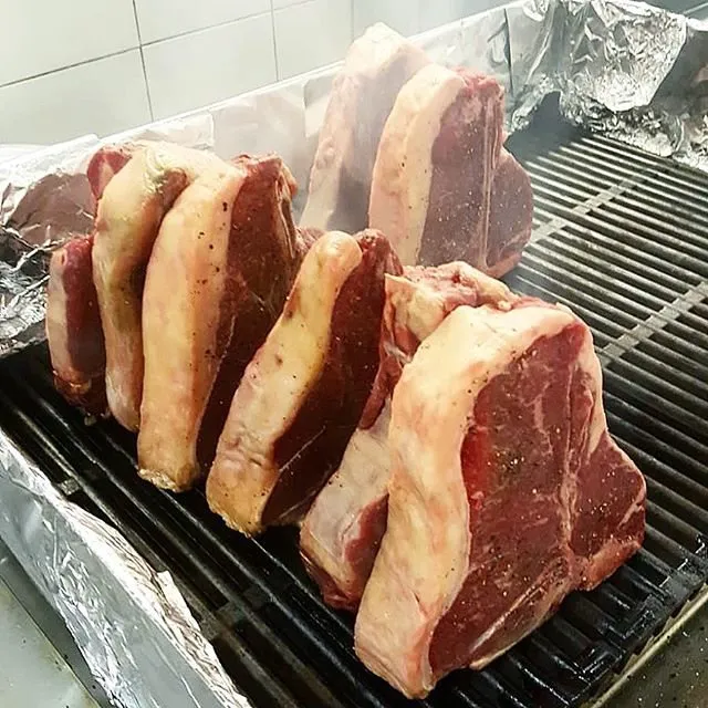 Tagli di carne cruda sulla griglia