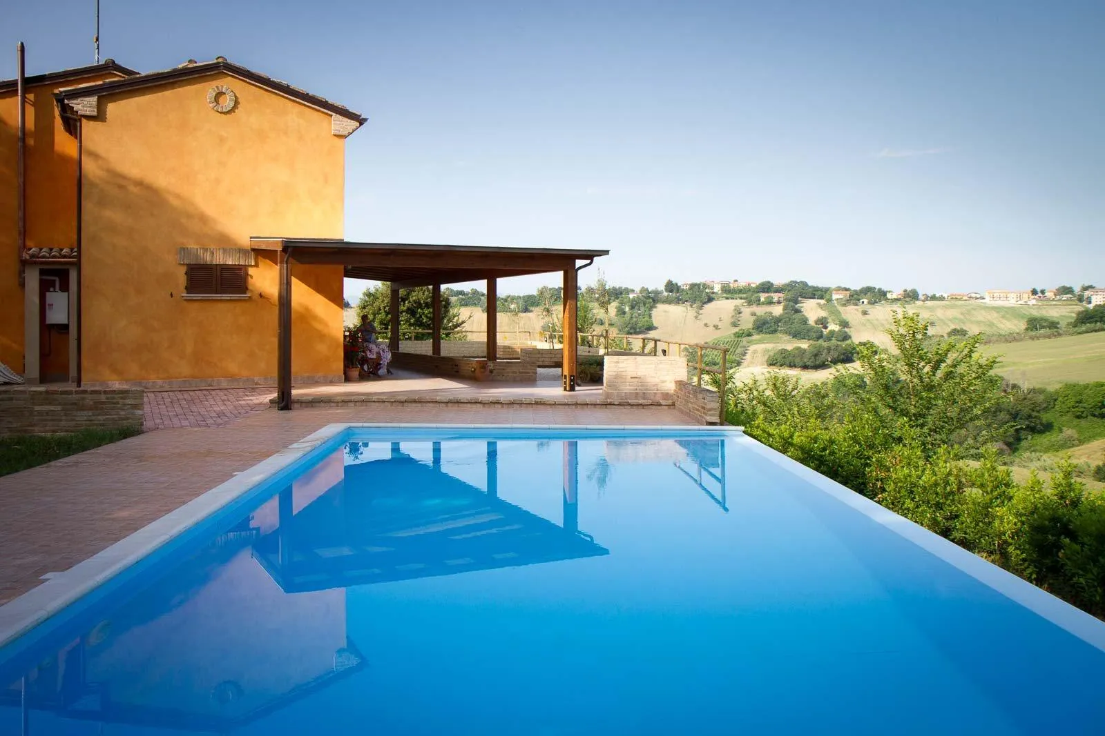 La casa del B&B con il porticato e la piscina