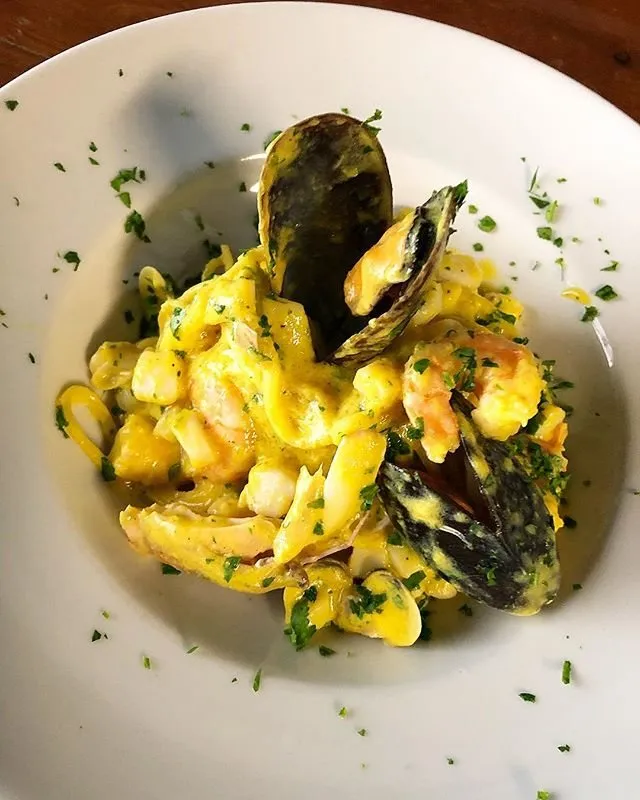 Un piatto di pasta con le cozze e lo zafferano