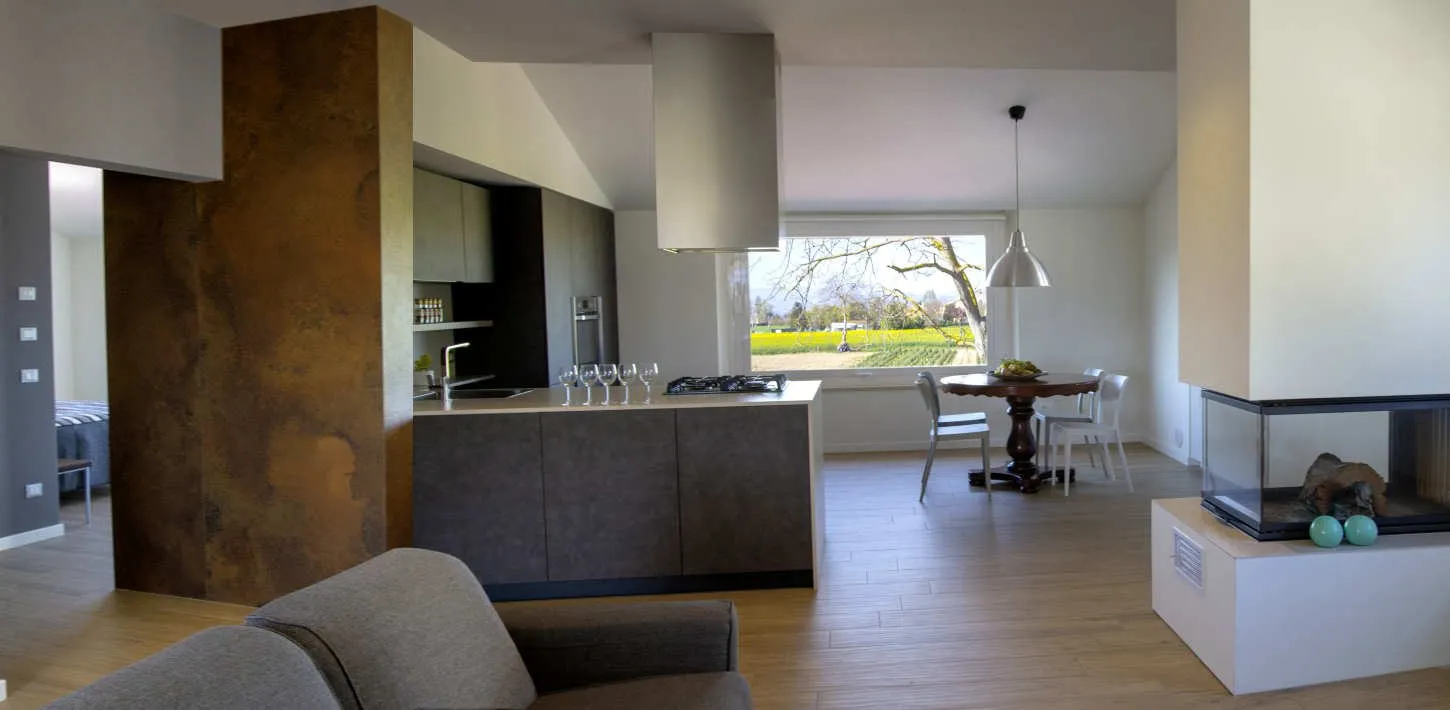 Una cucina e un soggiorno aperti sul giardino