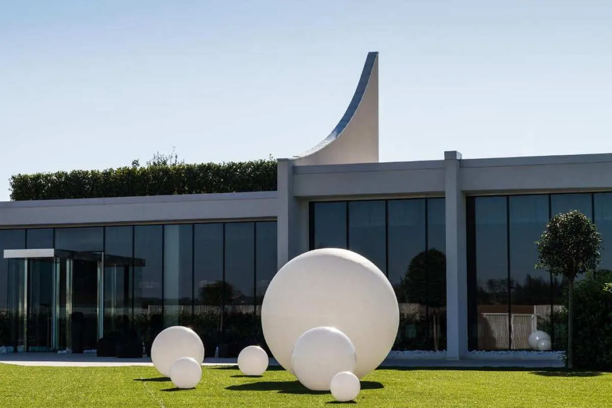 Un edificio moderno con le grandi sfere bianche nel giardino