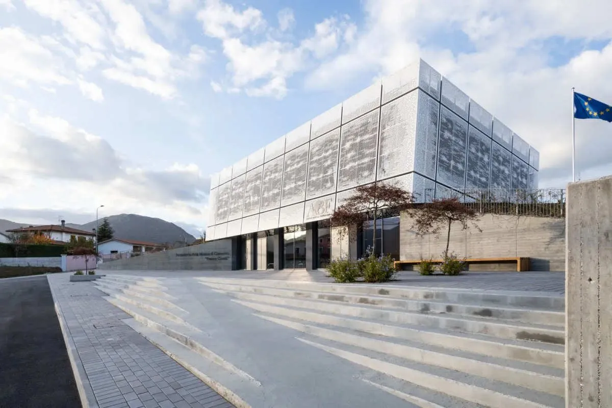 La facciata forata dell'Accademia della Musica a Camerino