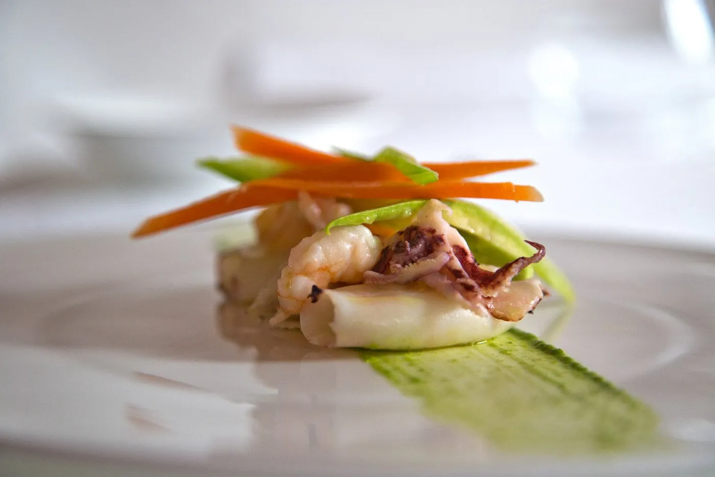 Un antipasto impiattato su un piatto bianco