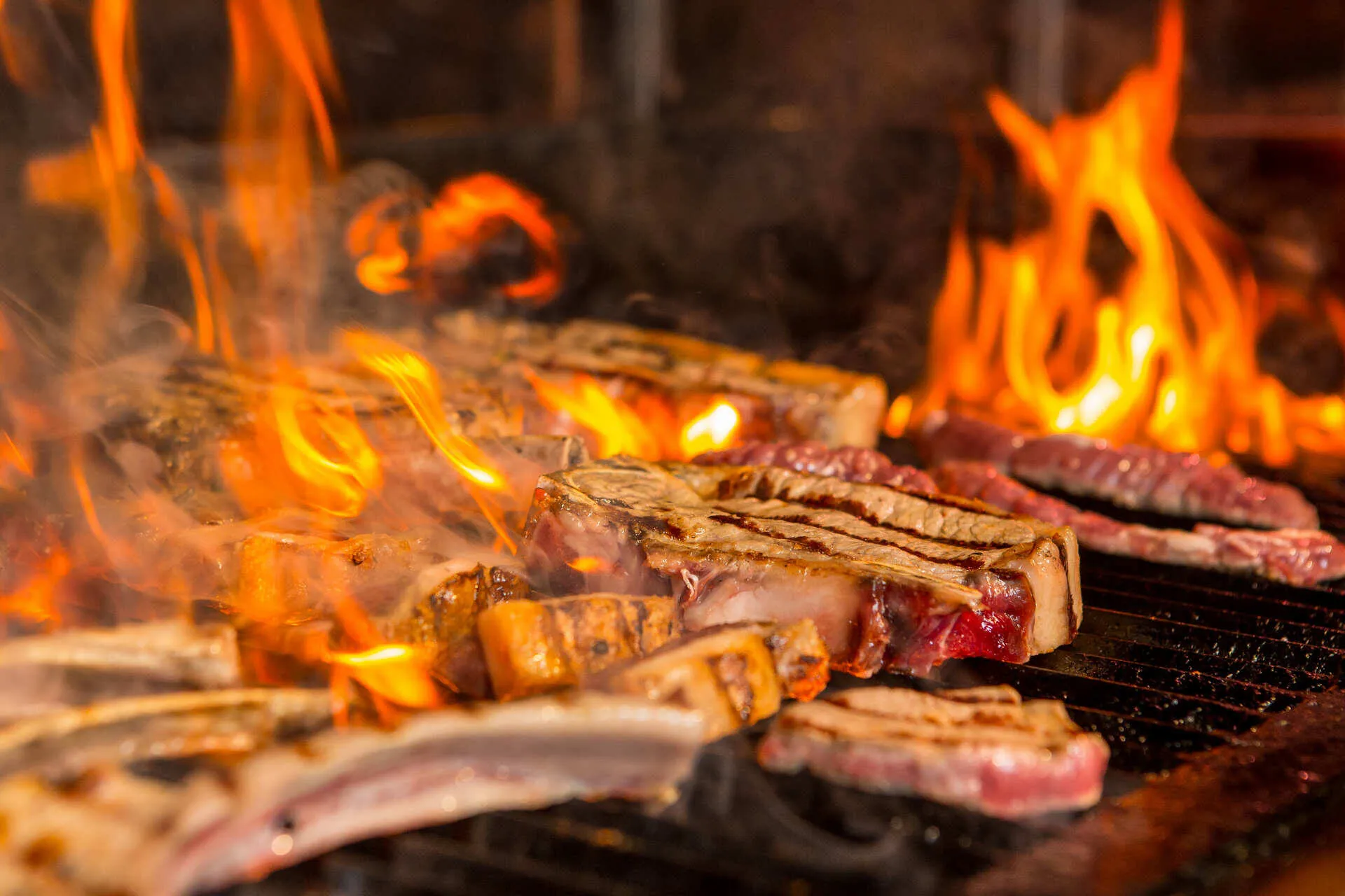 Carne alla brace sul fuoco dell'Osteria Culinaria