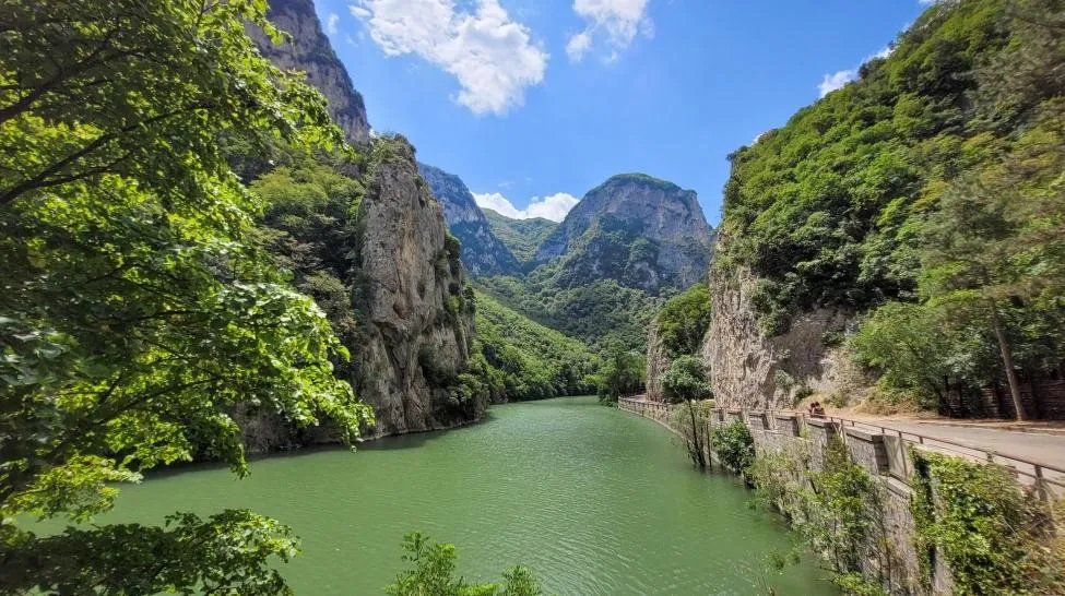 La gola del Furlo con il fiume tra le pareti di roccia