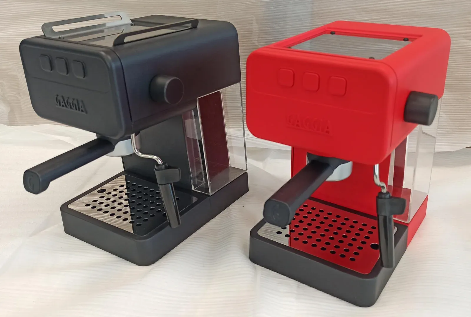 Due macchine da caffè prototipo, una nera e una rossa