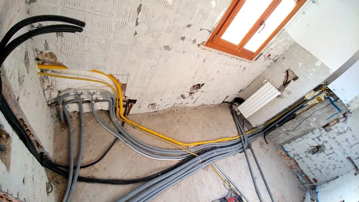 I tubi di un nuovo impianto dentro un muro di un bagno in ristrutturazione