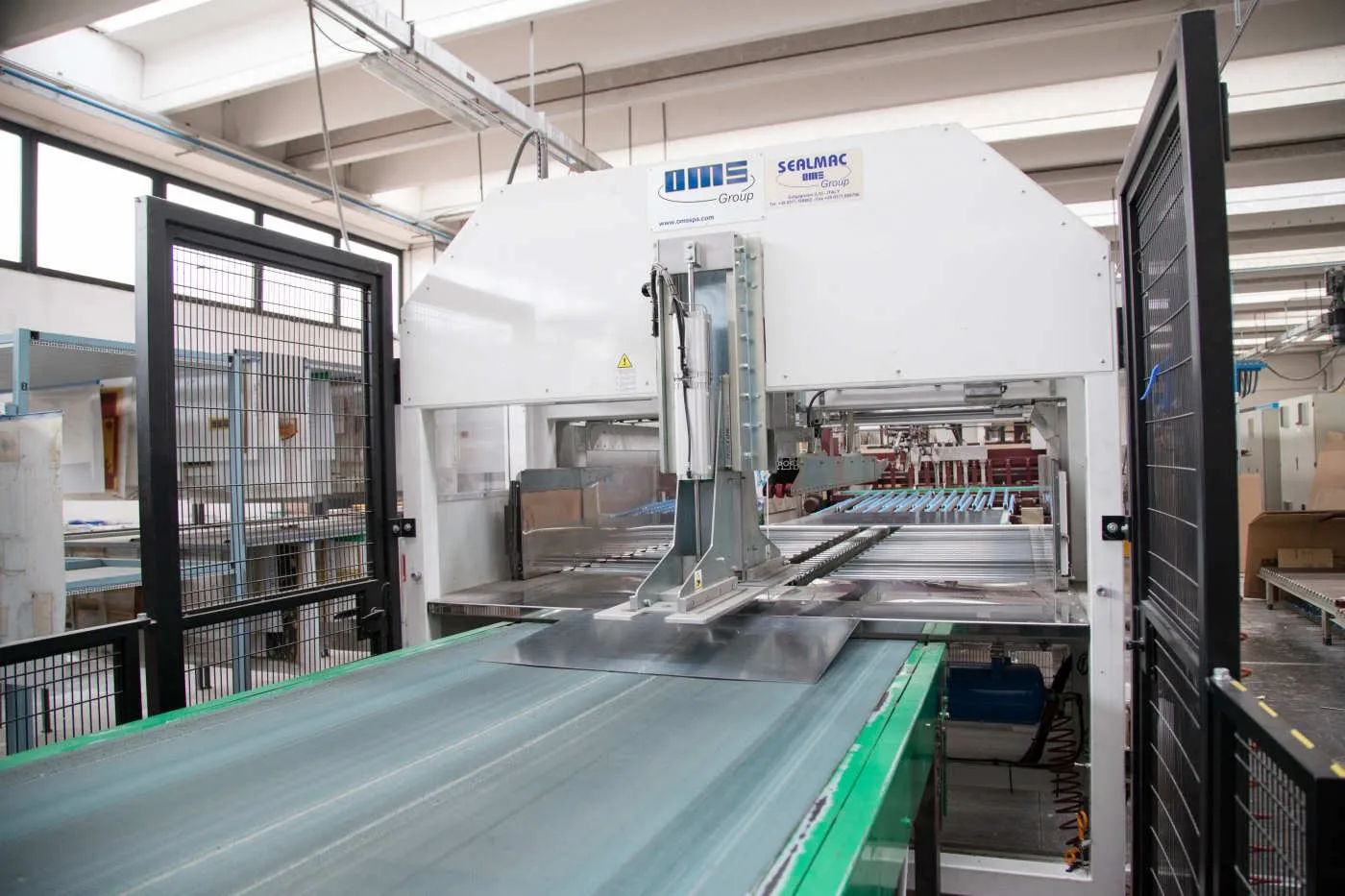 Un macchinario industriale in un capannone