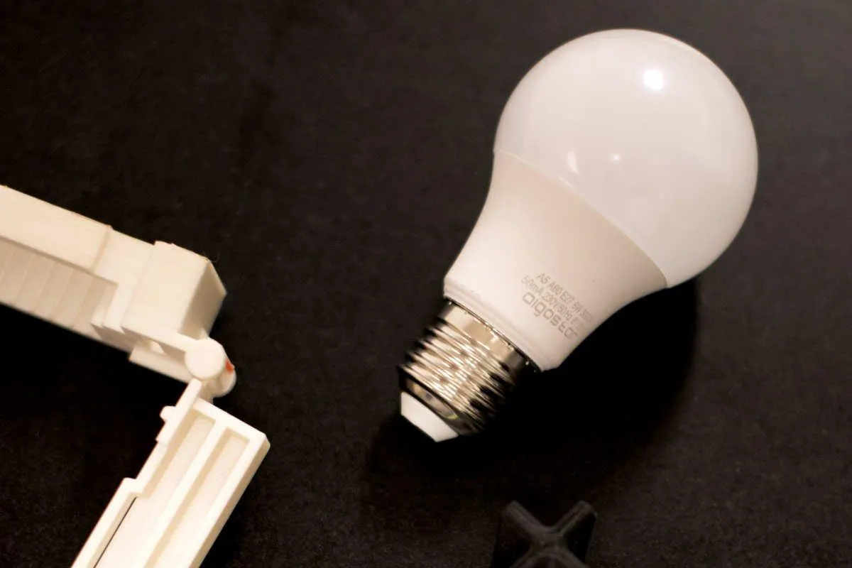 Una lampadina e il suo supporto su fondo nero