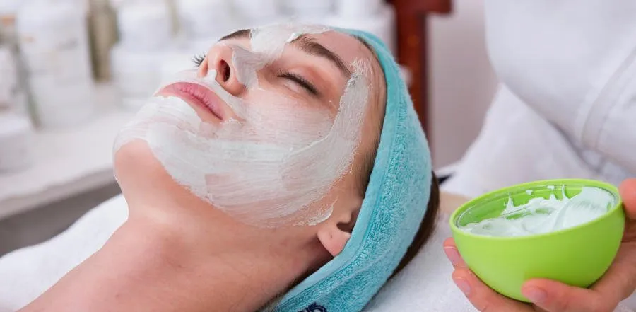 Un trattamento al viso con la maschera, il turbante azzurro e una ciotola verde