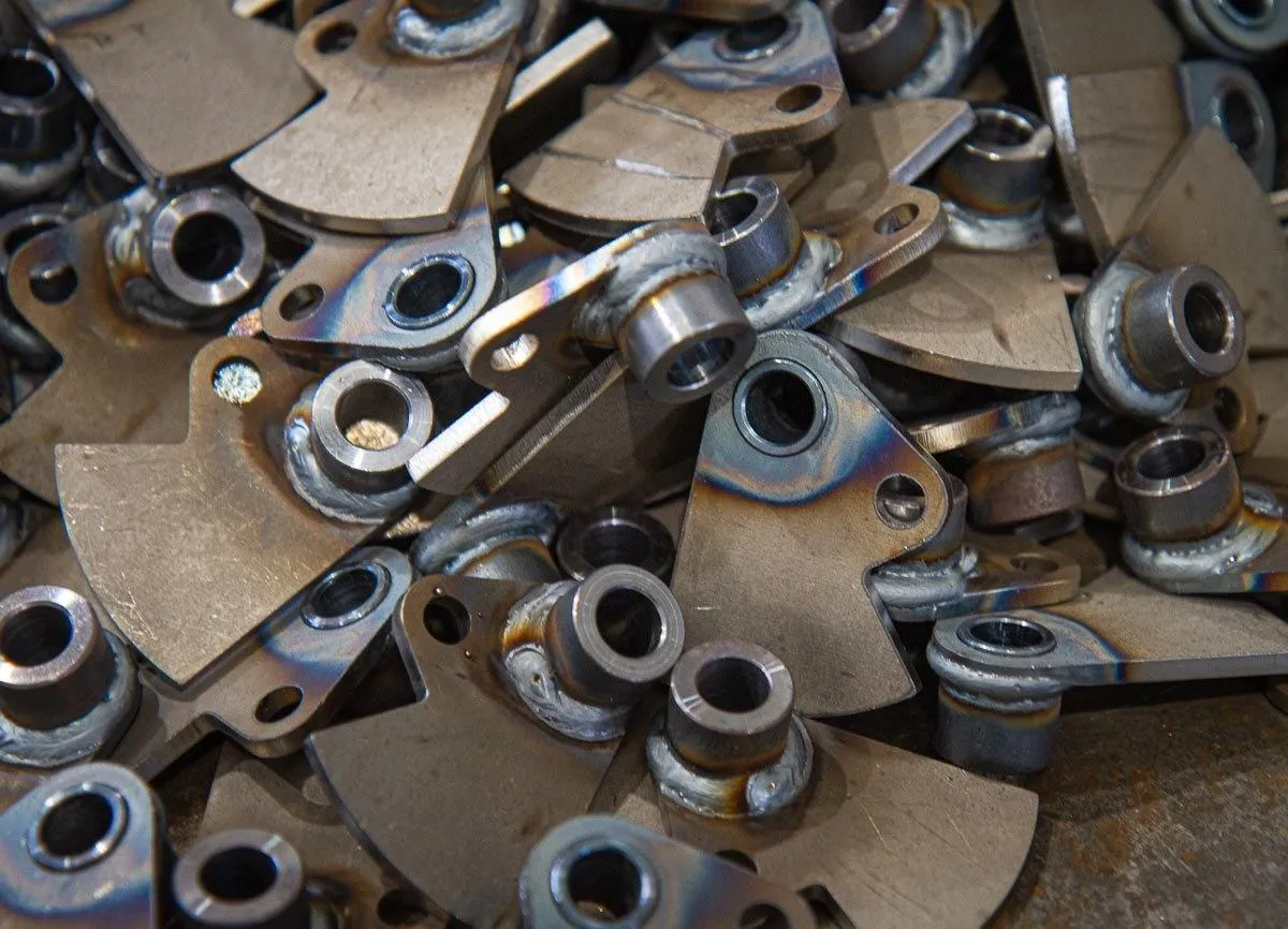 Una catasta di piccoli pezzi metallici lavorati