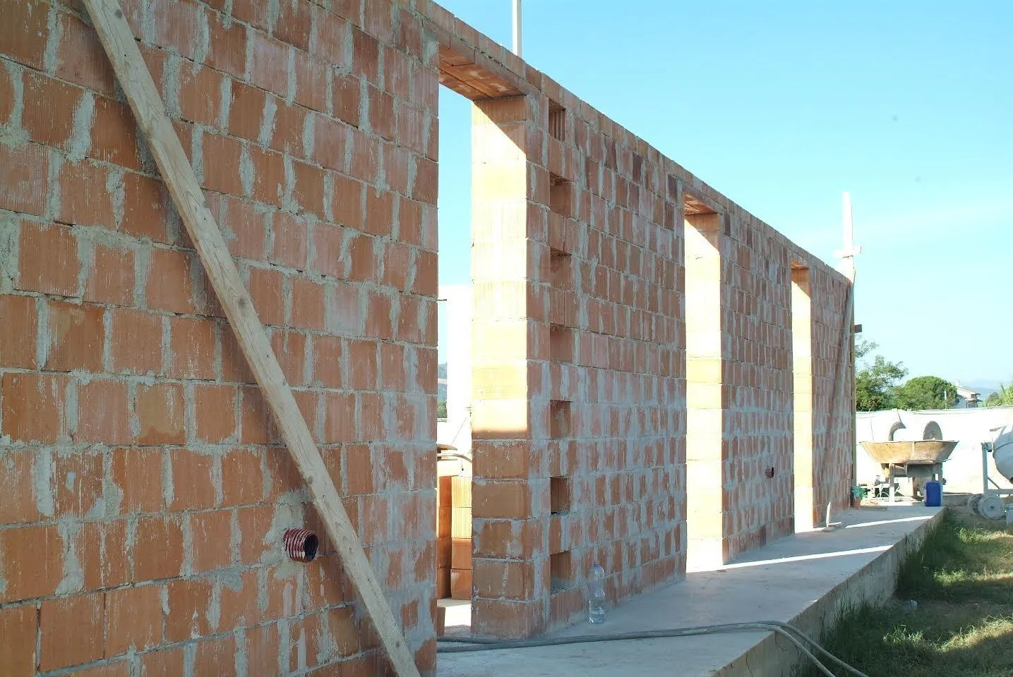Un muro in laterizio di una nuova costruzione, con le aperture delle finestre
