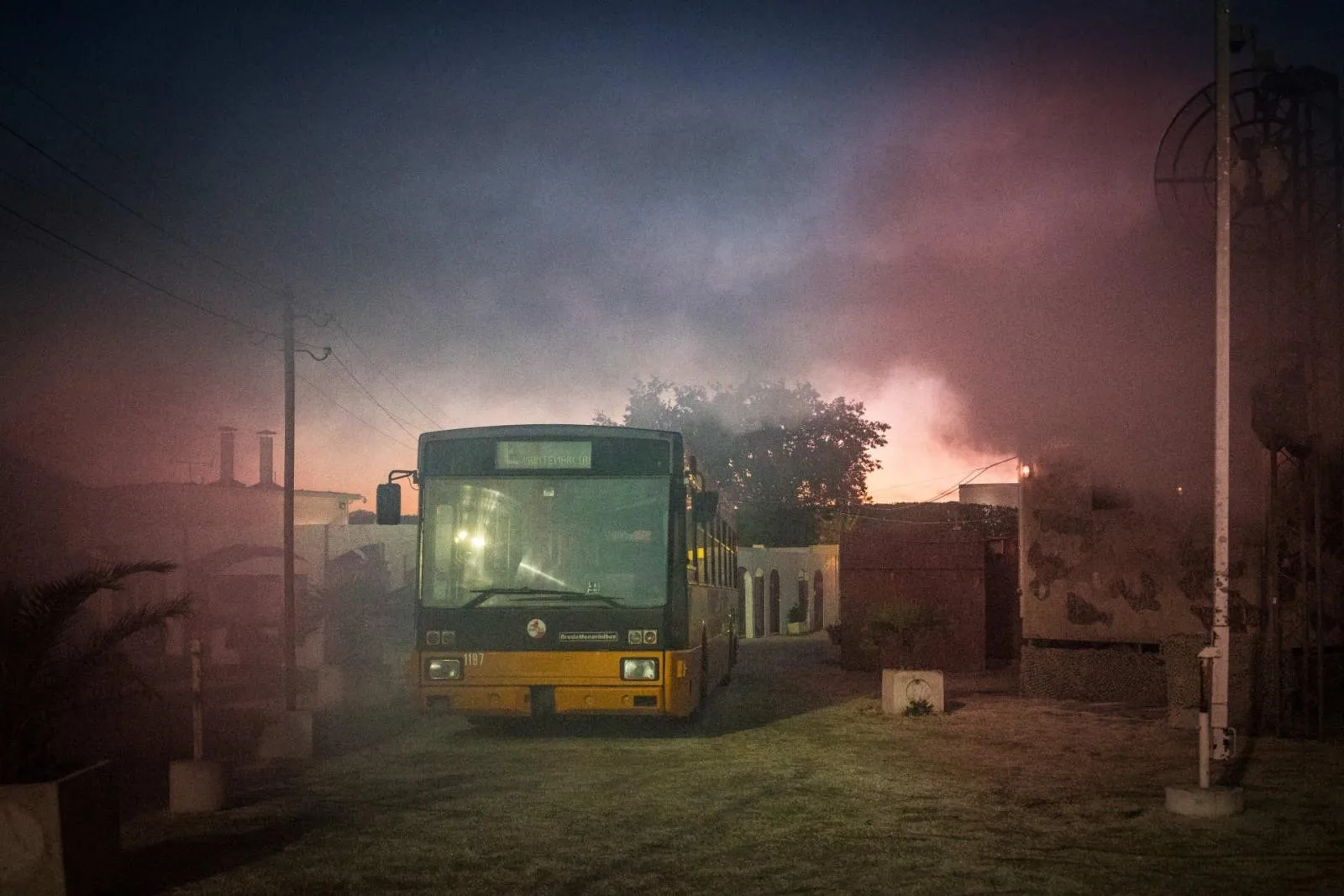 L'arena di Camphoenix di notte, con un autobus e il fumo degli effetti speciali