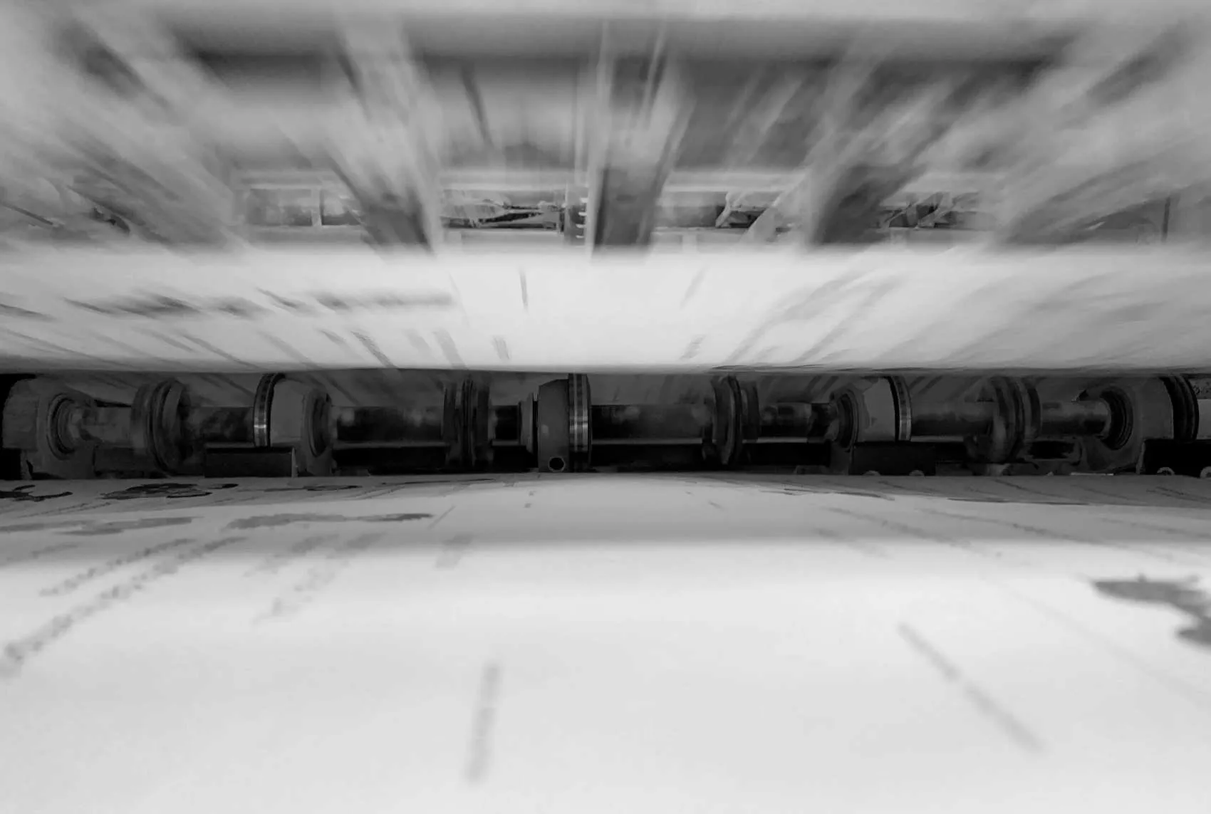 Fogli in movimento in una macchina da stampa offset