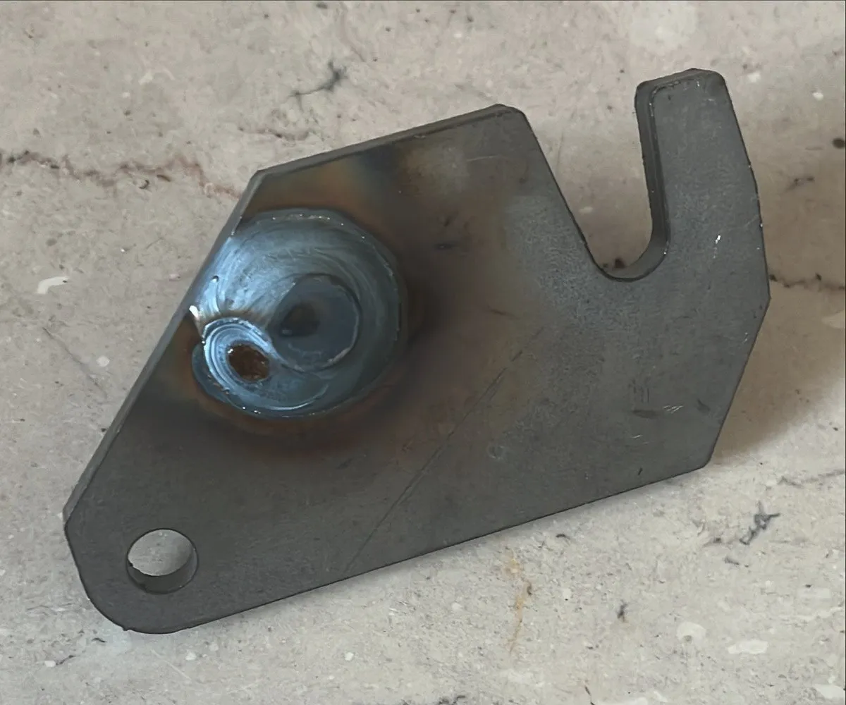 Un pezzo di metallo lavorato, in primo piano