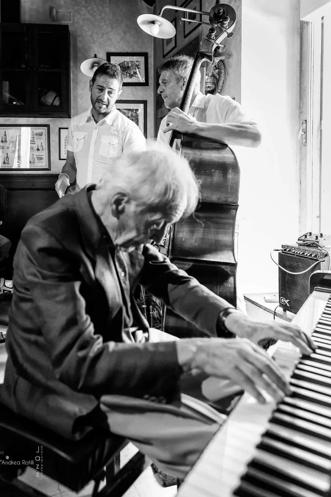 Un pianista in bianco e nero al lavoro sulla tastiera