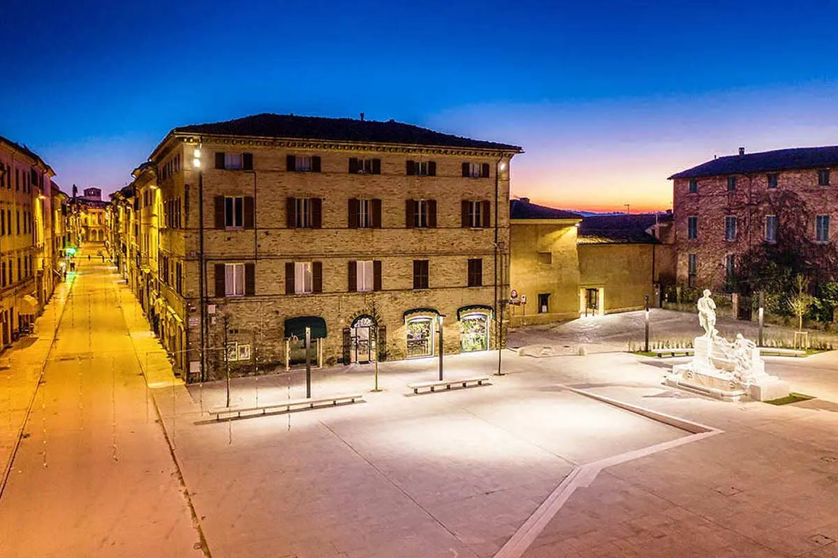 Una piazza storica illuminata al tramonto