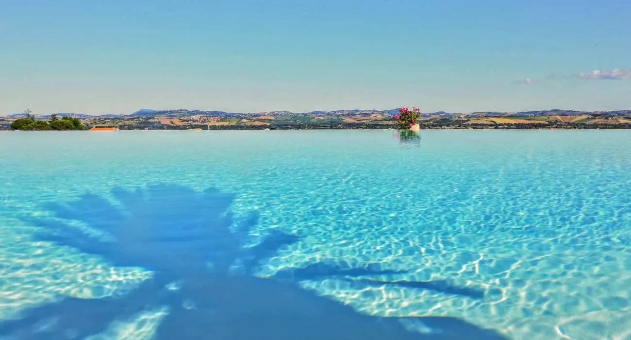 La piscina di Rosa Antica con l'orizzonte sulle colline