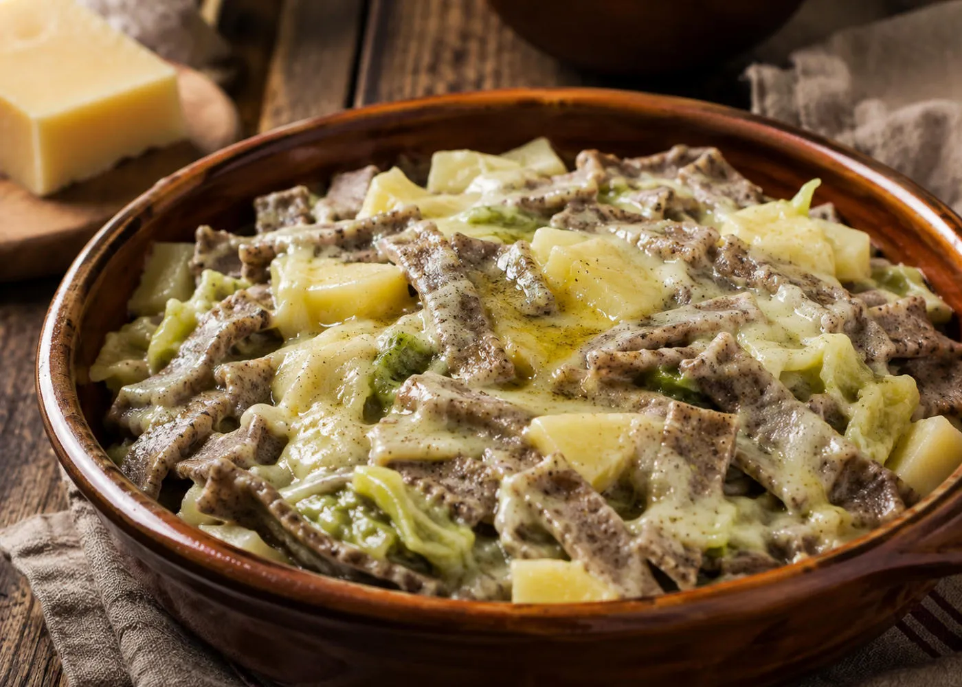 Una ciotola di pizzoccheri della Valtellina su un tavolo di legno