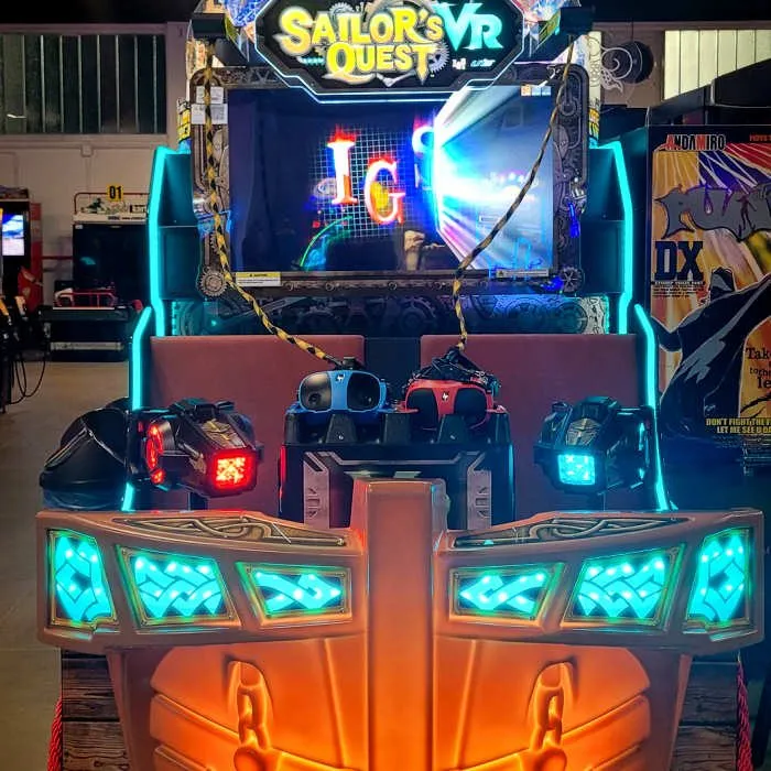 Una postazione di gioco in realtà virtuale con le luci al neon