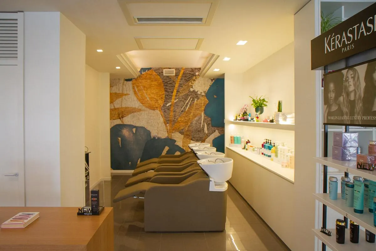 Le postazioni del salone davanti alla parete floreale