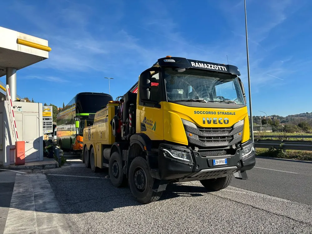 Un mezzo di soccorso giallo in una stazione di servizio