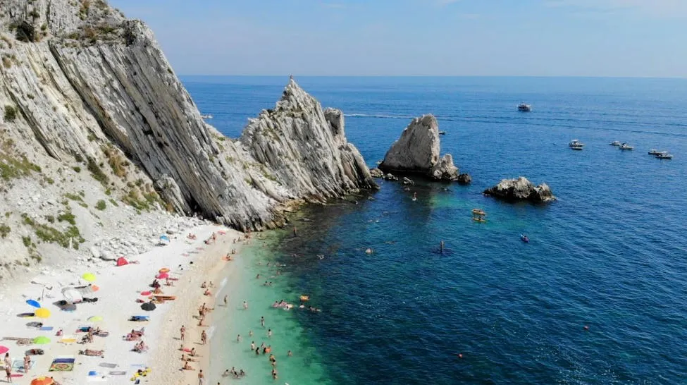 La spiaggia delle Due Sorelle a Sirolo, nel Conero