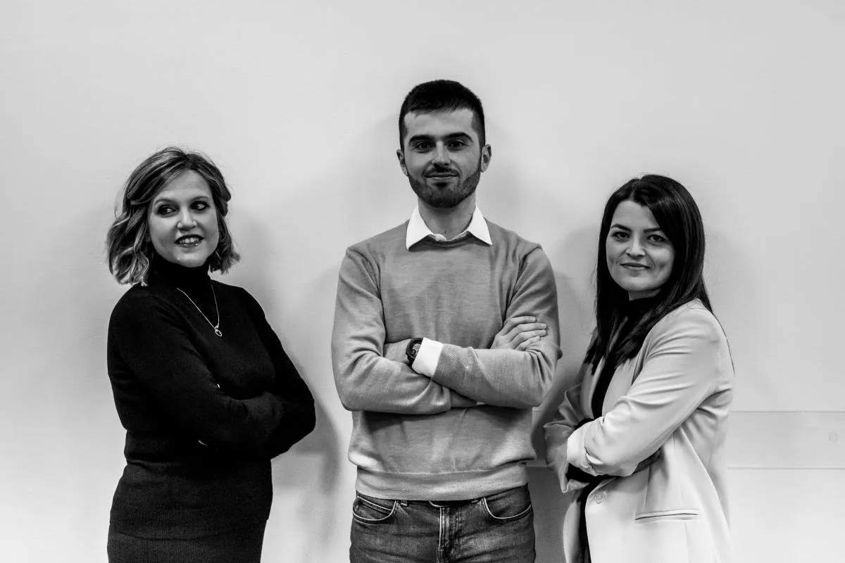 Tre componenti del team in un ritratto in bianco e nero