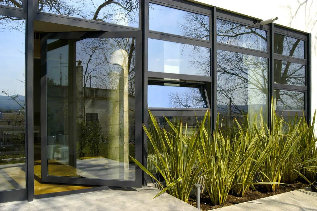 Una grande vetrata con le piante nel giardino