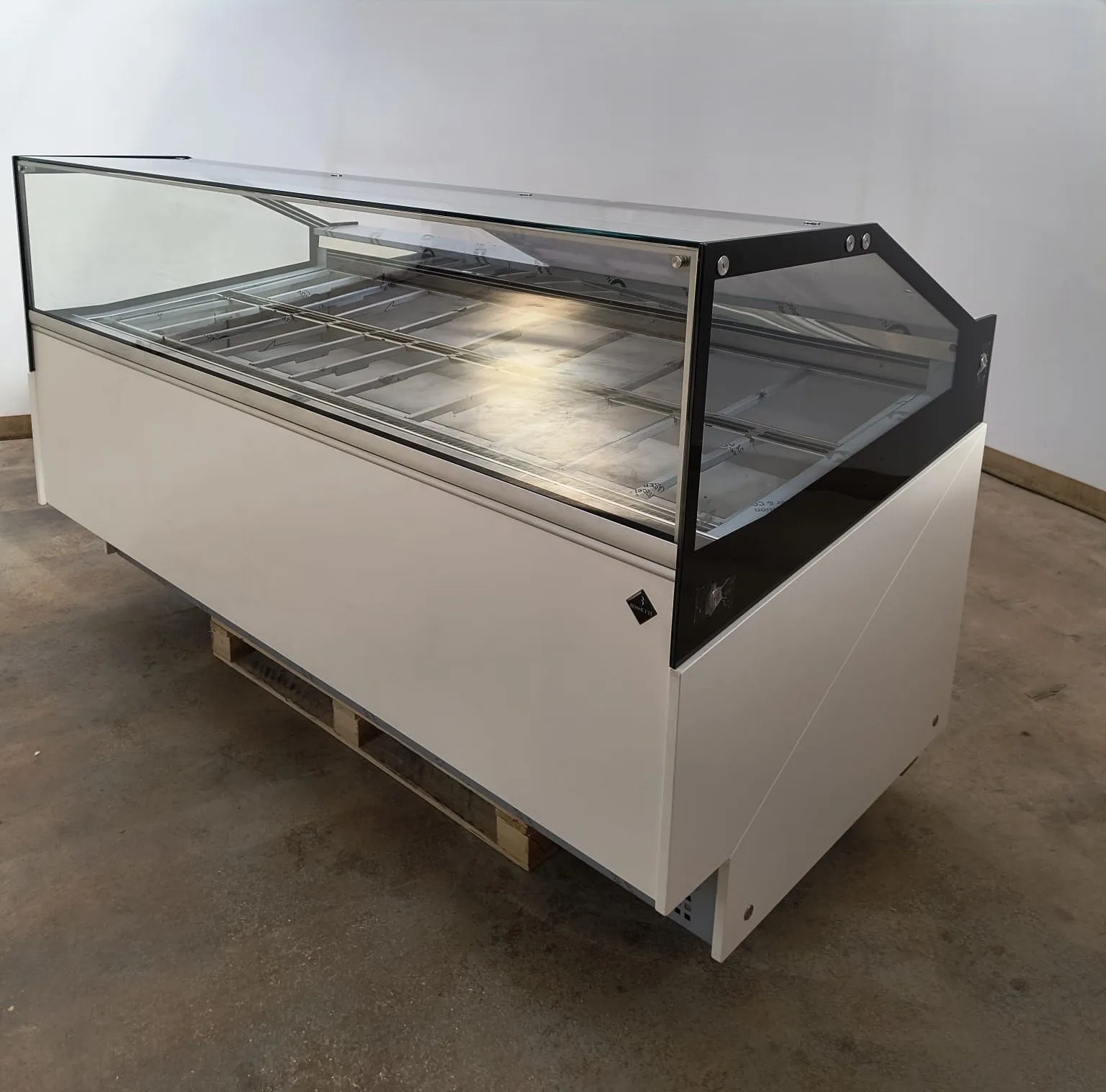 Una vetrina gelato bianca con il piano in vetro
