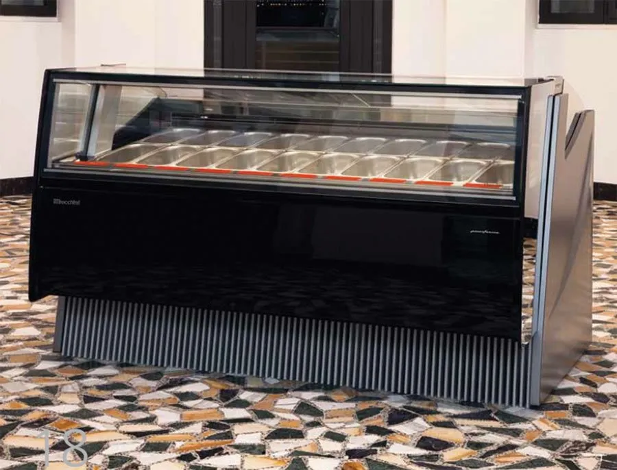 Una vetrina gelato nera su un pavimento a motivi geometrici